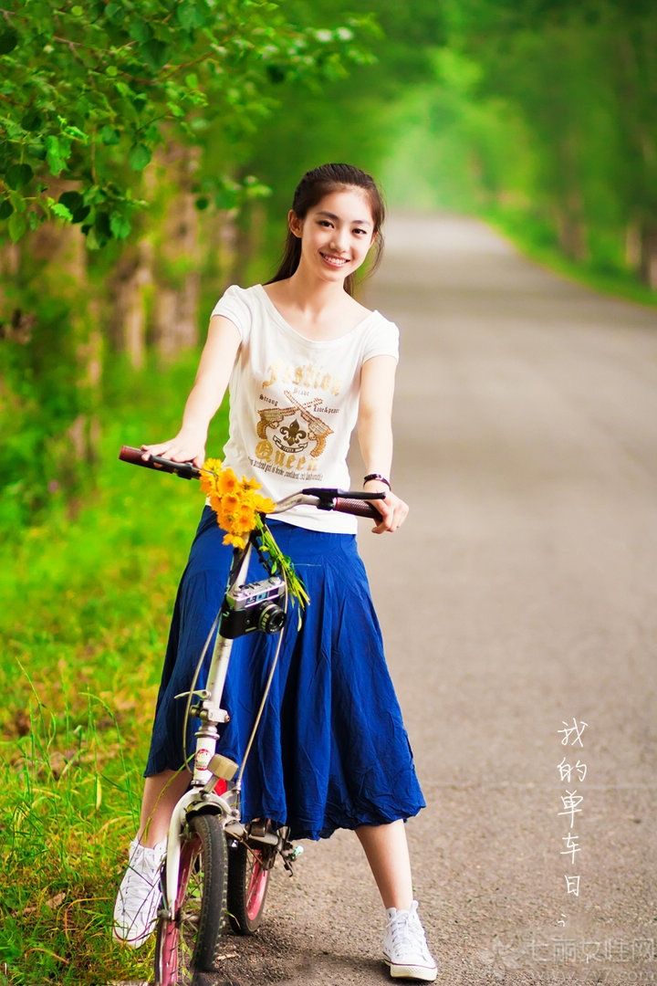 俗话说的好，女孩子是不是真的美就要看她敢不敢露出额头，露出额头还是那么的漂亮就代表着真的美。小编今天推荐的清纯美女她拥有长长的头发，甜甜的笑容，让你怦然心动。