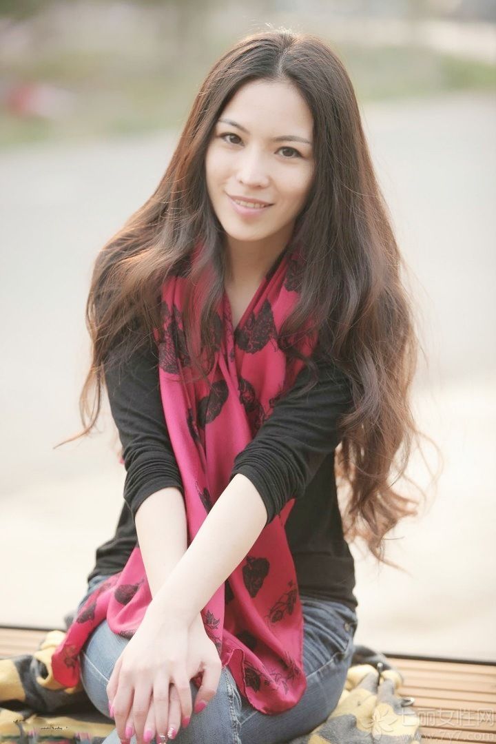 俗话说的好，女孩子是不是真的美就要看她敢不敢露出额头，露出额头还是那么的漂亮就代表着真的美。小编今天推荐的清纯美女她拥有长长的头发，甜甜的笑容，让你怦然心动。