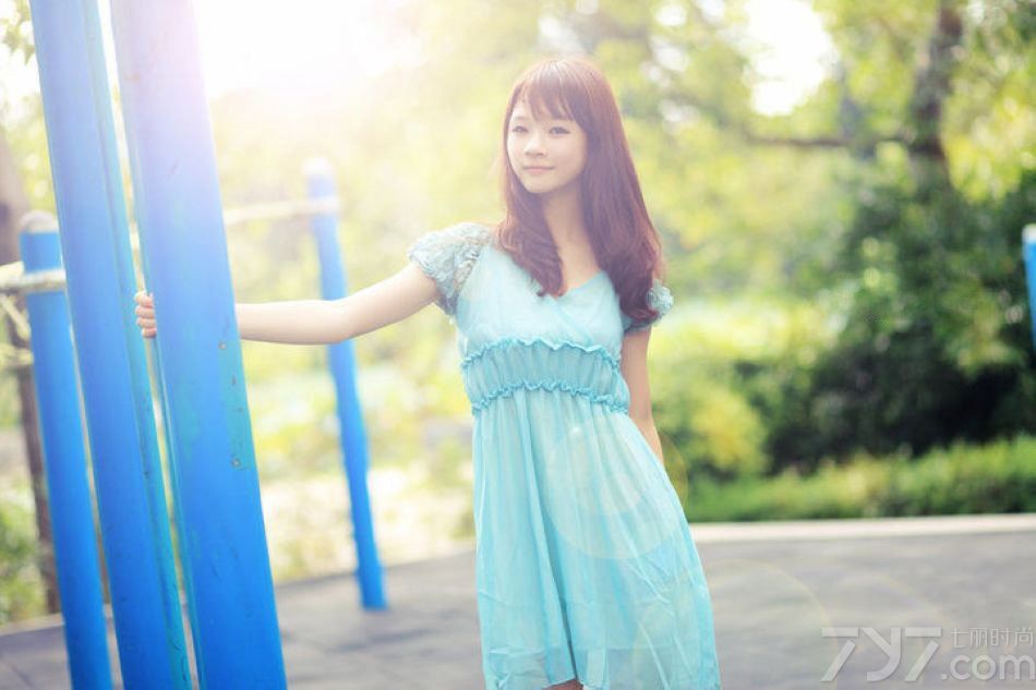 超级唯美的清纯美女意境生活照，超级高清拍摄脸上肌肤白皙自然无瑕疵，绝对的自然美女图片，让你过目不忘，看过后意犹未尽。微卷头发气息甜美优雅，无论是蓝色的连衣裙还是平时的家居服都非常的好看哦！