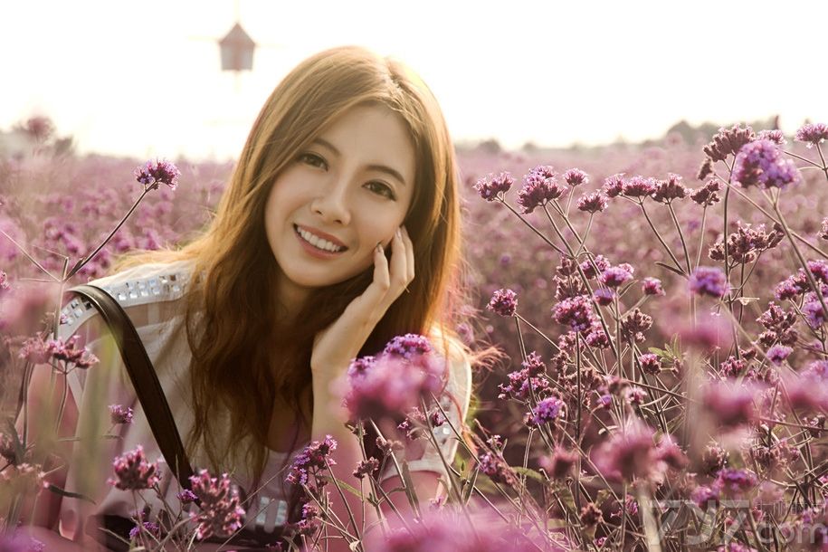 看惯了各种胭脂水粉，偶尔换一换小清新的口味！小编今天依然推荐绝对清纯的美女供大家欣赏。浓妆淡抹，优雅的身材穿着朴素的服饰气质大方。面容和善，不得不承认有些角度的拍摄颇似女神佟丽娅，不过还略带她自己的韵味。