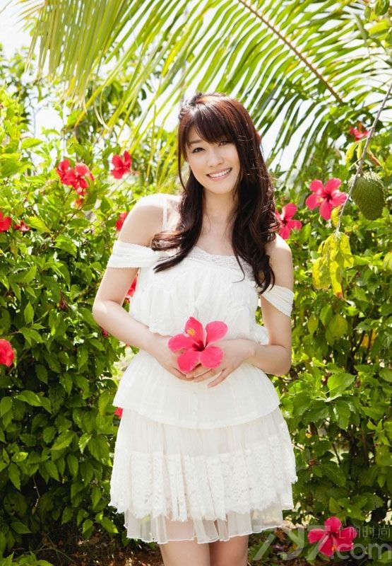 把女人比喻成水那是一种柔美的表现，把女人比喻成花那是一种神秘的魅力。看厌了浓妆艳抹的女人，换一换口味来看一看清纯唯美的女生吧！一起欣赏极品清纯美女花丛中拍摄写真，超清新。