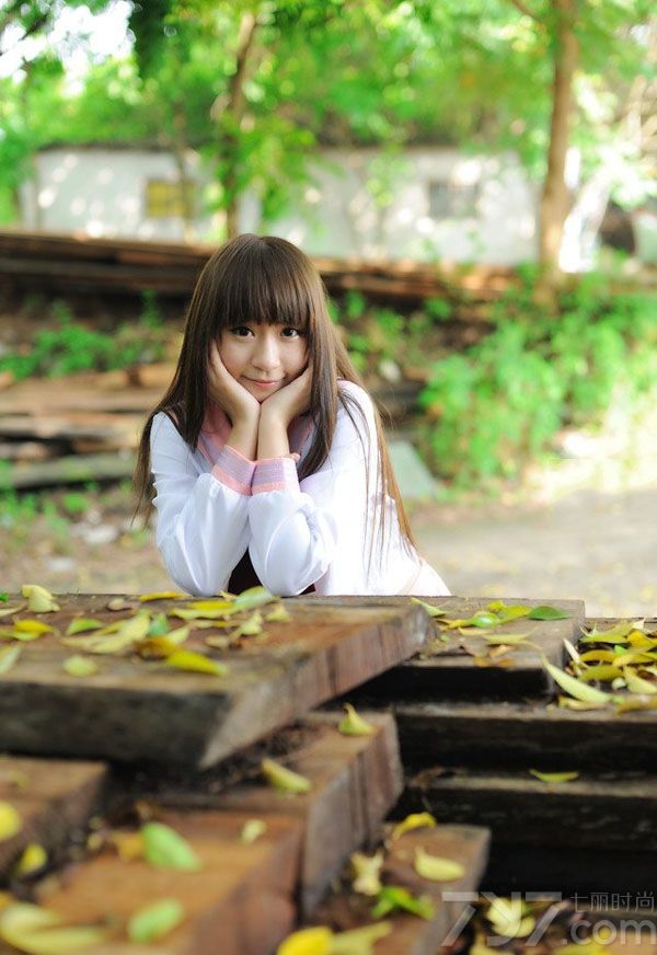 清纯美女优雅写真图片，学院制服甜美范儿，粉嫩嫩的校服，穿梭在绿油油的树林里，天真无邪的表情加上无可挑剔的身材，你还想要什么呢？