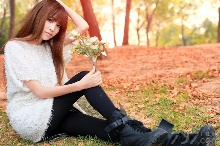 刘诗涵凭借着清纯气质，傲人的身材，代表网游《人鱼传说》颇受网友爱戴，除此之外刘诗涵还为各种名杂志拍摄封面。一起来看看清纯美女刘诗涵拍摄乡间气息的唯美生活照吧！