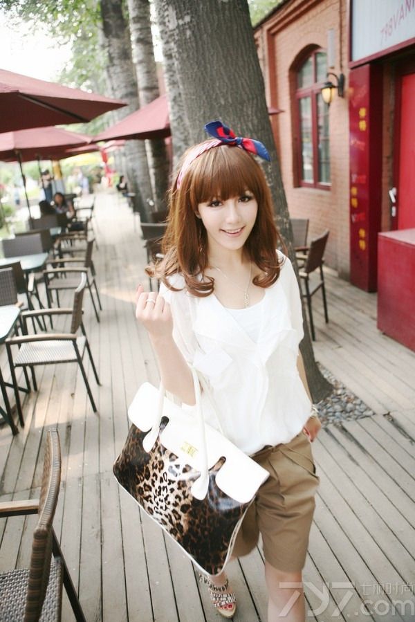 超级可爱的女孩模仿日本美少女的风格拍摄照片，温暖的阳光挥洒在女孩的身上，气质清新动人。加上女孩大大的眼睛，萌萌的表情，想不动心都难，一起来看看吧！