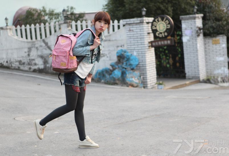 活泼开朗的别墅写真，甜甜的笑容如同春日的阳光，温暖而无邪。仿佛一双会说话的眸子，古灵精怪，俏皮可爱，带给宅男如欲春风的感觉。甜甜的感染力仿佛再吃冰淇淋一般。