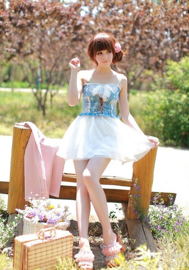 北京90后清纯校花身穿碎花裙，在阳光下显得尤为动人。明亮的大眼加上甜美的效果，顷刻间有种神魂颠倒的魅力。