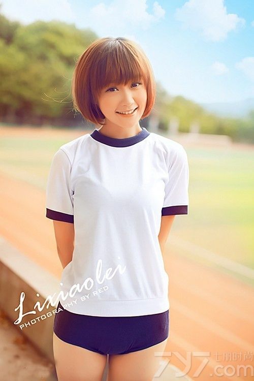 女生最美丽的时候就是情窦初开的年纪，在校园里犹如一朵花苞充满了朦胧美。这样一个校园清纯派美女身穿运动衫，在阳光下形成了一股清新活力，绝对融化你的心。