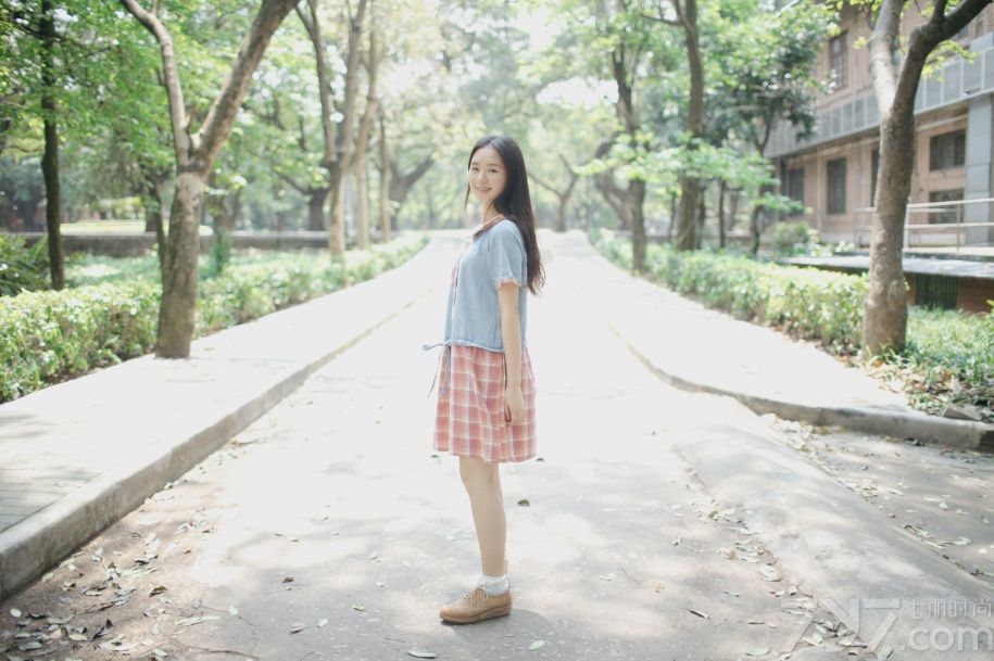 她犹如一朵淡雅的莲，婉约细致，从容绽放，无证无求，轮回静守。这样皮肤白皙，清纯可爱，周身散发着少女才独有的气质。这样的小清新你喜欢吗？