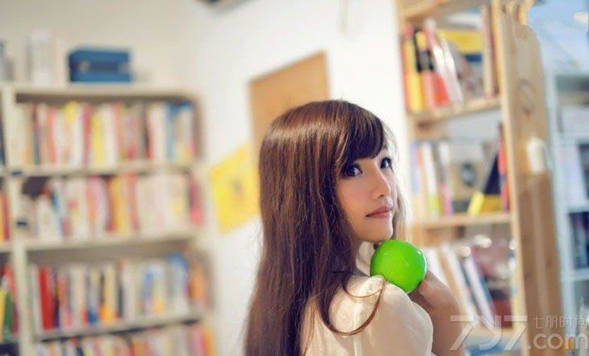 图书馆里的甜美校花，清纯唯美写真图片，文静的气息拂面而来，都说书中自有黄金屋，书中自有颜如玉，所以宅男们，不要再待在家里了，出来去图书馆来个美丽的邂逅吧！