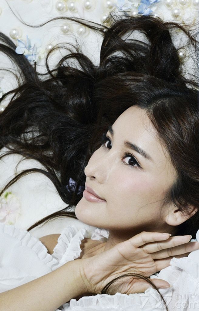 新生代多栖女艺人张子瑄凭借其精致的犹如混血儿般的脸庞和傲人的身材迅速成为众多宅男眼中的新一代宅男女神。继之前的性感透视写真之后，张子瑄却又玩起了清新文艺范儿，白衣长发的张子瑄沐浴在清晨的温暖阳光下，俏皮、慵懒，尽显猫样女人的妩媚。