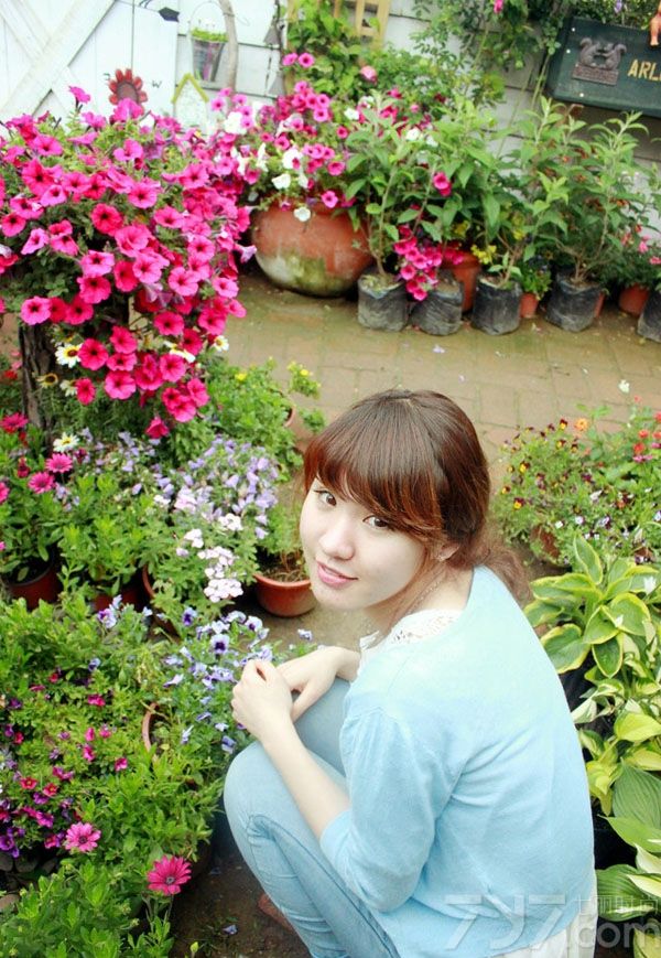 清纯卡哇伊妹妹萌态写真集，温柔眼神瞬间秒杀，置身在花朵的包围下，更加闪亮无比。
