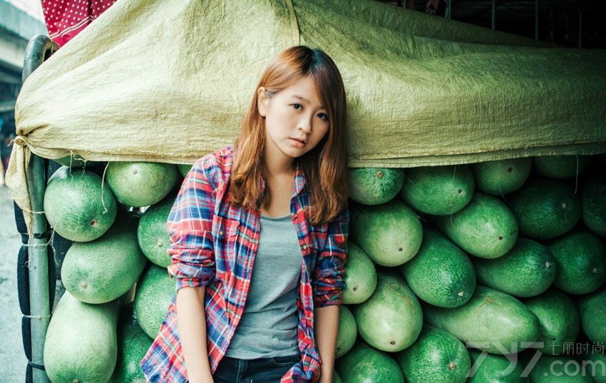 清纯可爱的女子是每个人都爱的，穿上一件红蓝格子的衬衫休闲味十足，微笑的脸庞，无辜的眼神惹人疼爱。