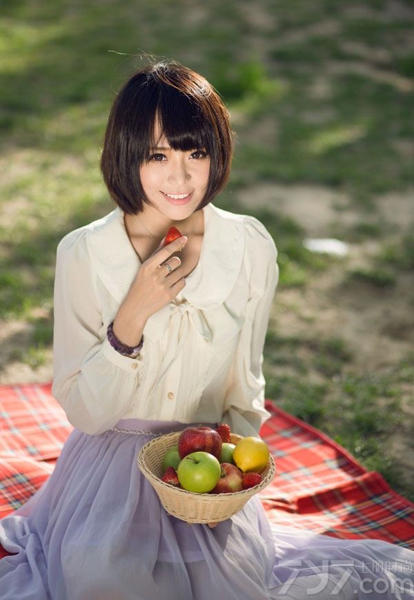 甜甜MM清新走文艺范，白净的一身装扮很有学院风的感觉，就像回到了学校，还是那一个清纯的小学妹，爽朗的笑容令人迷醉。