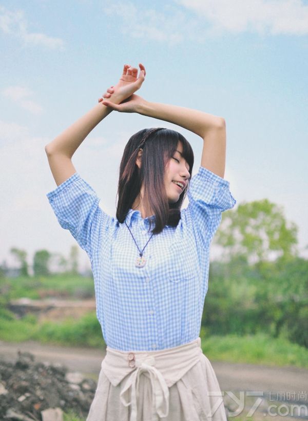 夏日萌妹妹自然清新氧气系写真，走在乡间的小路上，路边的野花开得遍地都是，好像是置身在丛林的小仙女一般。