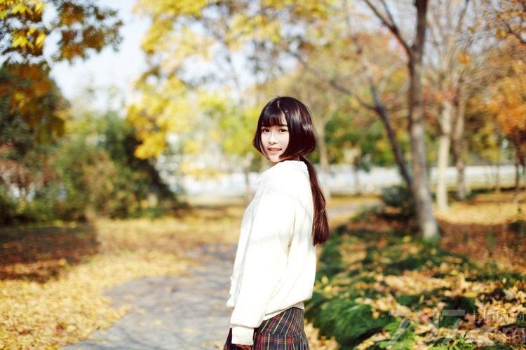 浪漫景色春意盎然，清纯美女阳光写真。