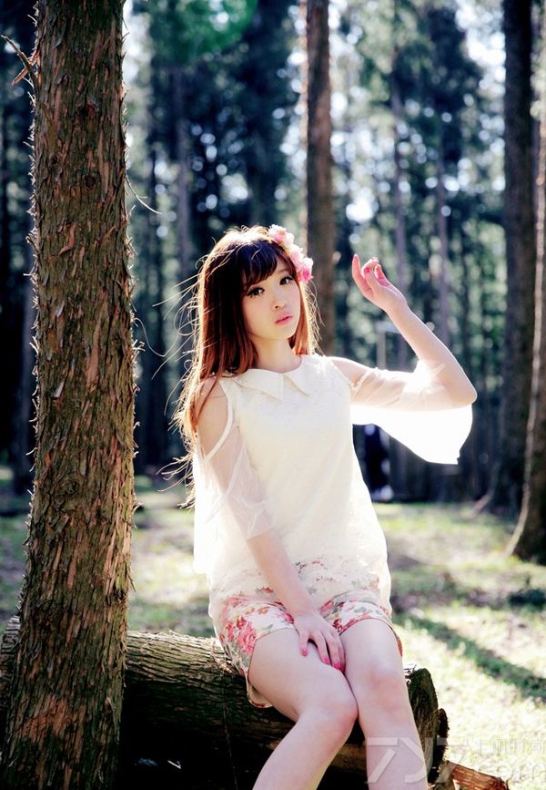 <p>森林里迷路的可爱嫩白小美妞，清新淡雅十足。</p>