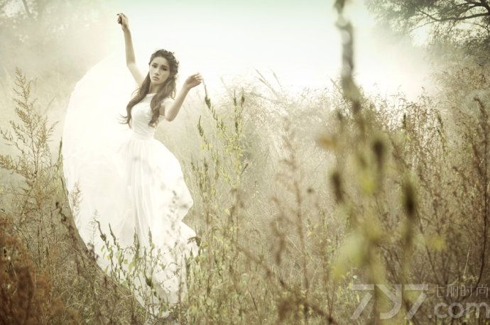 <p>徐峥称媒体所报道的搂腰女子只是他的学生，该女子两年前曾受朋友所托跟他学过表演。而两人用餐只是为了想找她免费出演泰囧 的MV等工作事宜，并称不想曝光女生姓名怕给对方带来不必要的困扰。王熙然则表示在娱乐圈躺着中枪是很平常的事，慢慢就习惯了，并认为是非以不辨为解脱。</p>