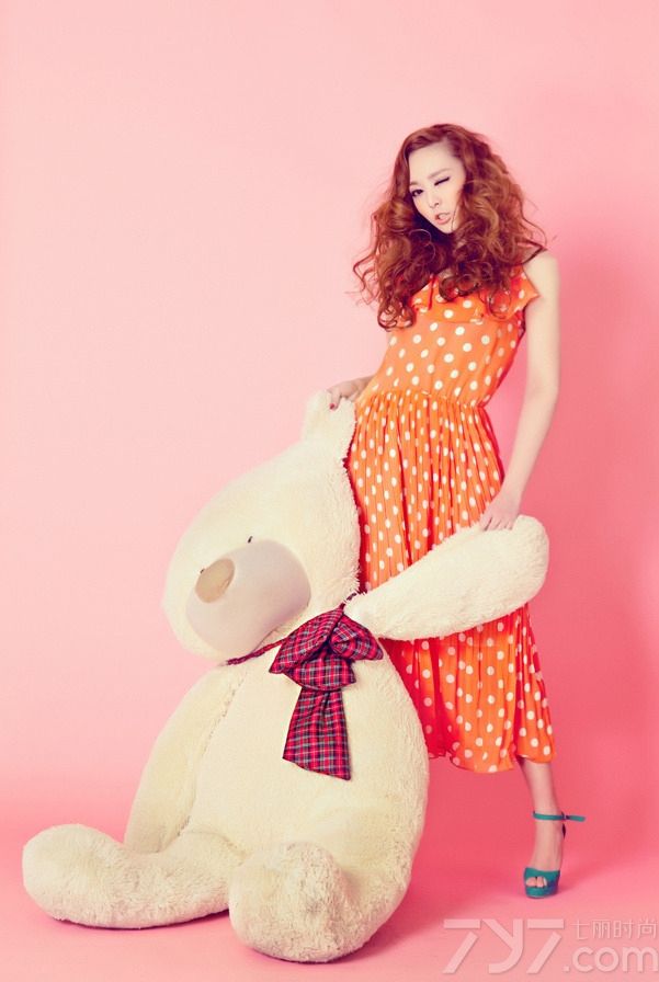 <p>唯美甜蜜的小女生写真，尽显清纯神秘气息，纯洁无暇。</p>