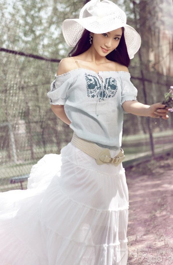 <p>毛晓彤，内地女演员，毕业于中央戏剧学院，2009年以一部《女神捕》中甜美可爱的柳儿而走红，之后在《傻<a style=