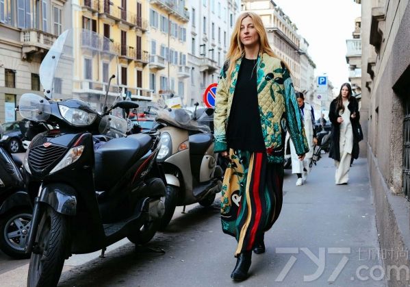 米兰时装周又被潮人挤爆了 时髦春意单品秀不停
