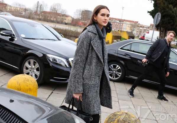 米兰时装周又被潮人挤爆了 时髦春意单品秀不停