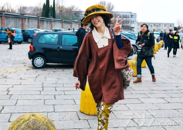 米兰时装周又被潮人挤爆了 时髦春意单品秀不停