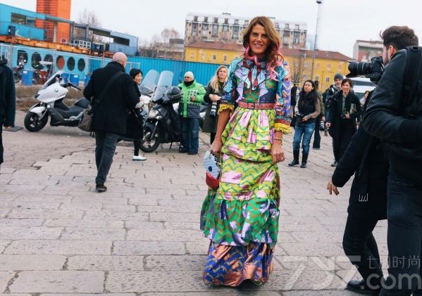 米兰时装周又被潮人挤爆了 时髦春意单品秀不停