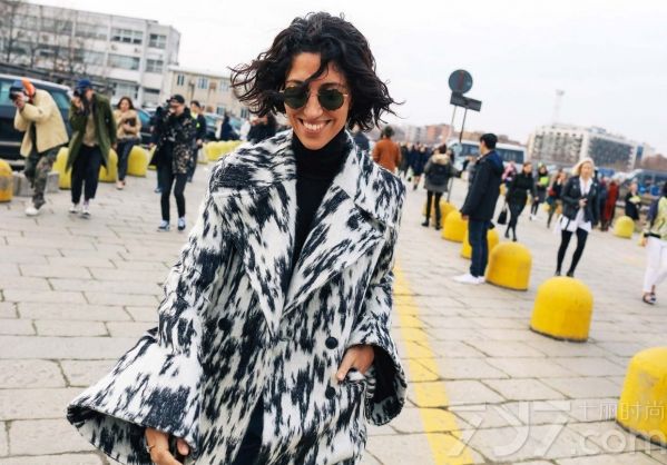 米兰时装周又被潮人挤爆了 时髦春意单品秀不停