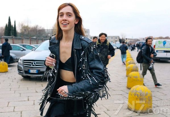 米兰时装周又被潮人挤爆了 时髦春意单品秀不停