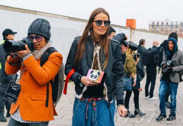 米兰时装周又被潮人挤爆了 时髦春意单品秀不停