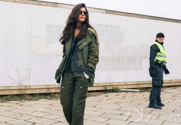 米兰时装周又被潮人挤爆了 时髦春意单品秀不停