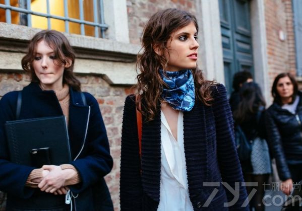 米兰时装周又被潮人挤爆了 时髦春意单品秀不停