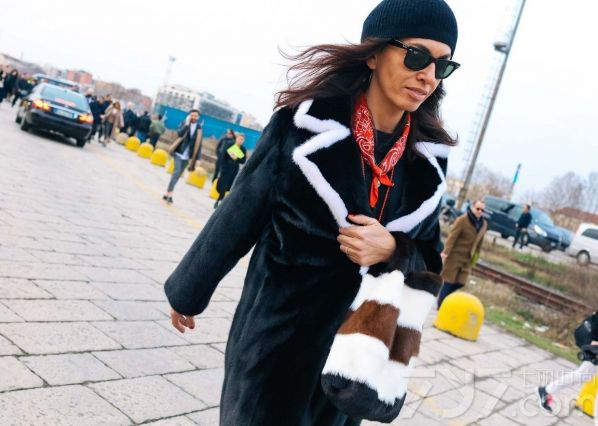 米兰时装周又被潮人挤爆了 时髦春意单品秀不停