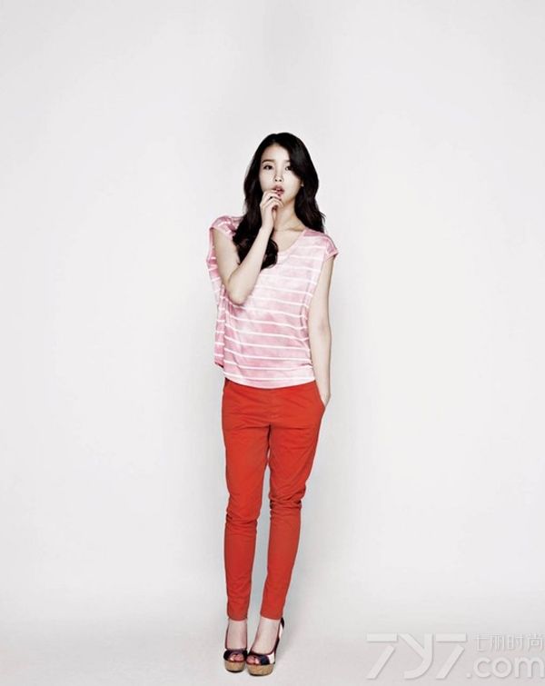 <p>IU，原名为：李知恩，1993年出生，韩国国民级solo歌手，被韩国人民亲切的称为&ldquo;国民妹妹&rdquo;。歌唱实力雄厚，&ldquo;三段高音&rdquo;技巧为人津津乐道。代表作有：《唠叨》《好日子》《你和我》。韩国国民妹妹美女IU李知恩,清纯甜美如同栀子花般的纯洁.</p>