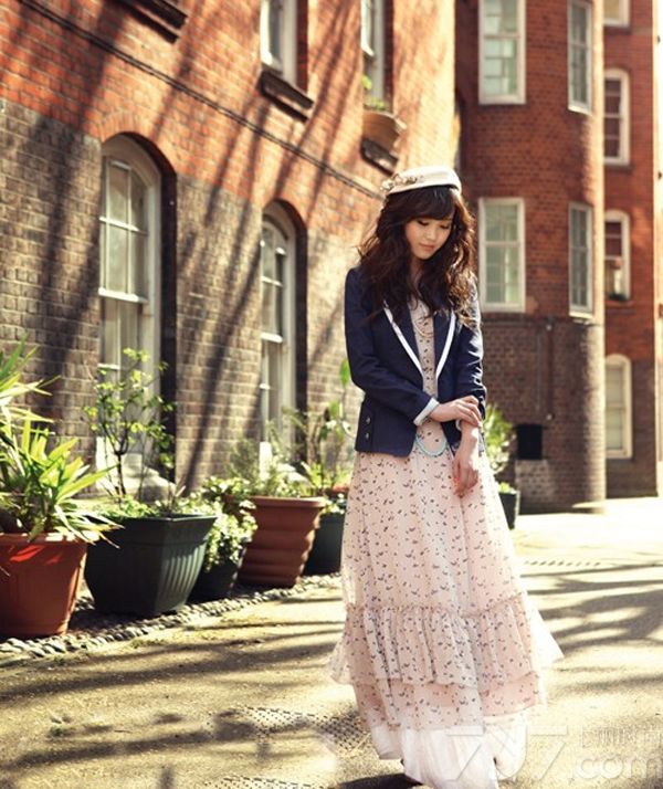 <p>IU，原名为：李知恩，1993年出生，韩国国民级solo歌手，被韩国人民亲切的称为&ldquo;国民妹妹&rdquo;。歌唱实力雄厚，&ldquo;三段高音&rdquo;技巧为人津津乐道。代表作有：《唠叨》《好日子》《你和我》。韩国国民妹妹美女IU李知恩,清纯甜美如同栀子花般的纯洁.</p>