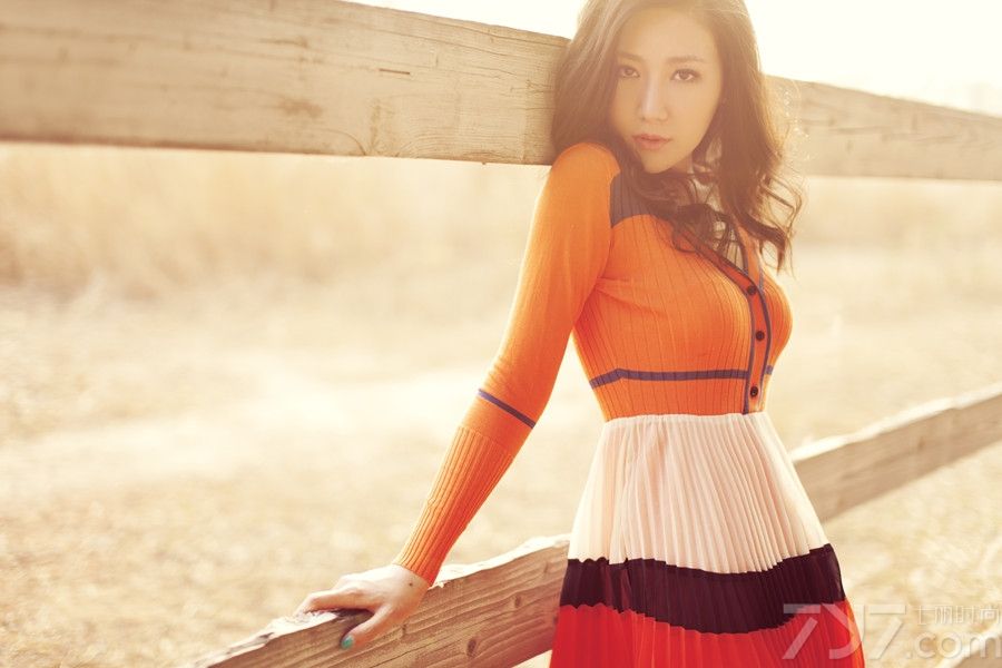 <p>刘梓妍唯美温婉写真，卷发长裙演绎女人魅力。一直以来内地女星刘梓妍的精致五官、浓浓女人味都深受美容杂志的偏爱。</p>