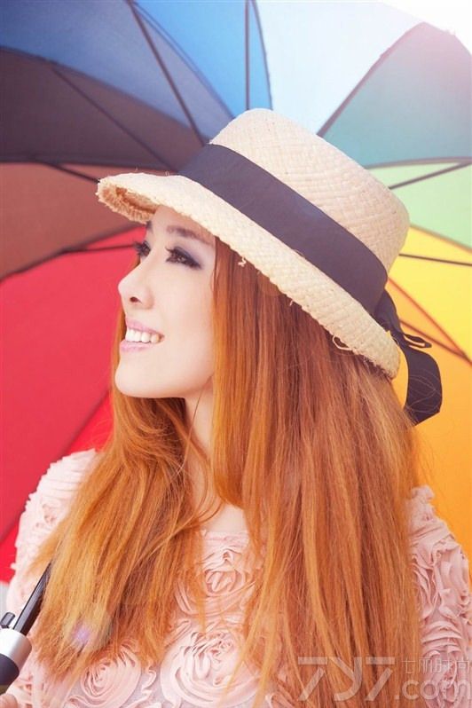 <p>小清新女生写真，柔美气息冬日小甜心，清纯的脸庞漫步在乡间古镇，不食人间烟火的感觉。</p>