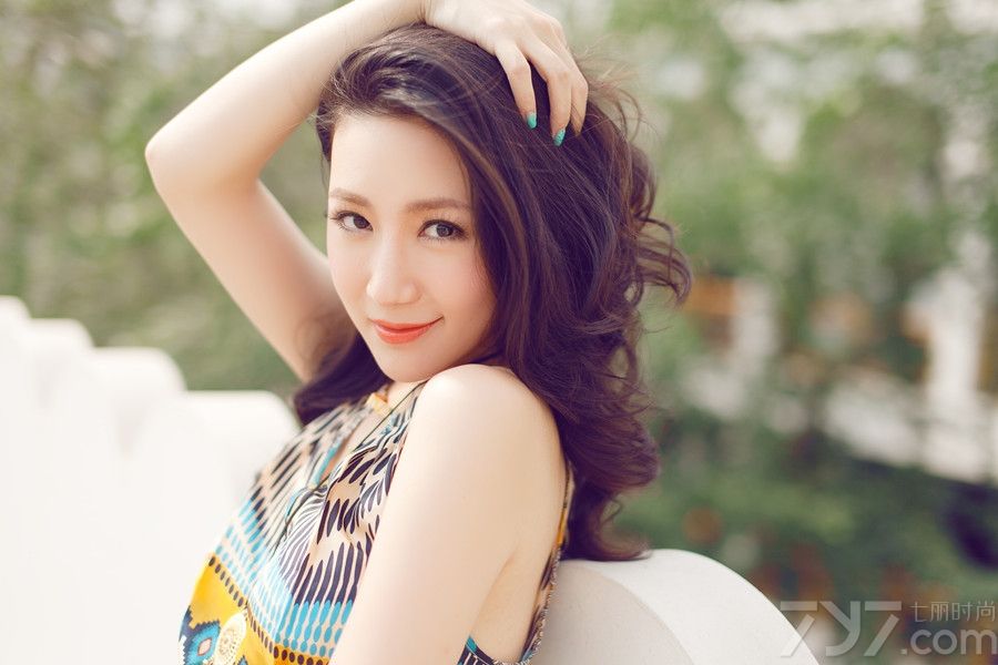 <p>刘梓妍唯美温婉写真，卷发长裙演绎女人魅力。一直以来内地女星刘梓妍的精致五官、浓浓女人味都深受美容杂志的偏爱。</p>