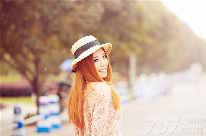 <p>小清新女生写真，柔美气息冬日小甜心，清纯的脸庞漫步在乡间古镇，不食人间烟火的感觉。</p>