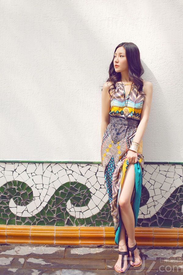 <p>刘梓妍唯美温婉写真，卷发长裙演绎女人魅力。一直以来内地女星刘梓妍的精致五官、浓浓女人味都深受美容杂志的偏爱。</p>