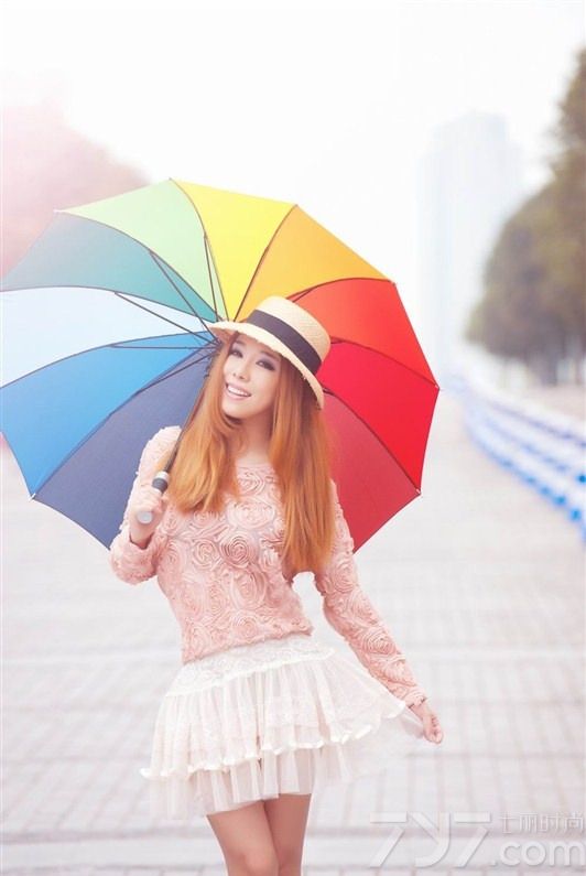 <p>小清新女生写真，柔美气息冬日小甜心，清纯的脸庞漫步在乡间古镇，不食人间烟火的感觉。</p>