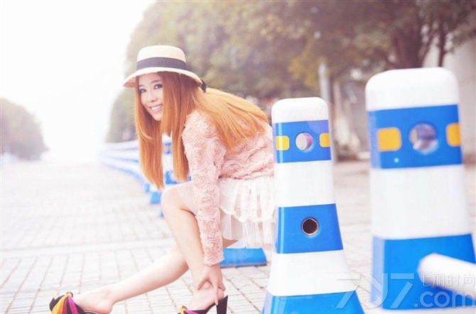 <p>小清新女生写真，柔美气息冬日小甜心，清纯的脸庞漫步在乡间古镇，不食人间烟火的感觉。</p>