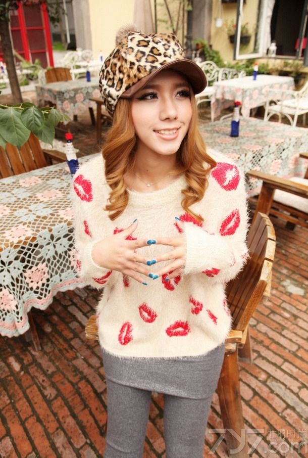 <p>小清新女生写真，柔美气息冬日小甜心，清纯的脸庞漫步在乡间古镇，不食人间烟火的感觉。</p>