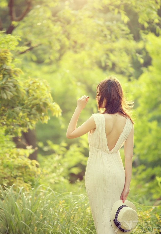 <p>氧气美女小清新写真&nbsp; 一个人的自然物语</p>