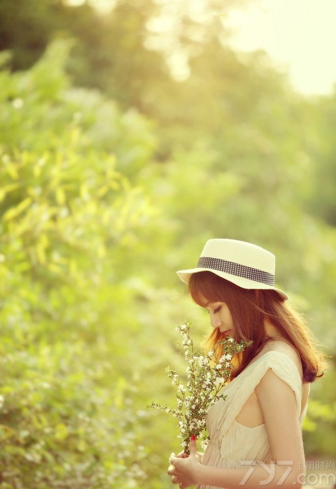 <p>氧气美女小清新写真&nbsp; 一个人的自然物语</p>