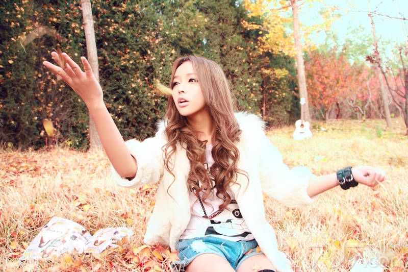 <p>&ldquo;小滨崎步&rdquo;裴紫绮唯美秋意写真 清纯靓丽惹人爱</p>