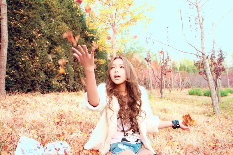 <p>&ldquo;小滨崎步&rdquo;裴紫绮唯美秋意写真 清纯靓丽惹人爱</p>