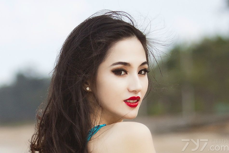 <p>&ldquo;艳星&rdquo;蓝燕马尔代夫拍摄清新写真 渐色纱裙尽显仙范儿</p>