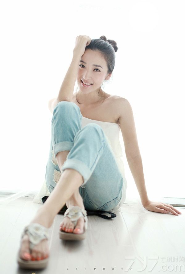 <p>气质美女清新写真，演绎稚嫩表情秀，甜美笑容入人心。</p>