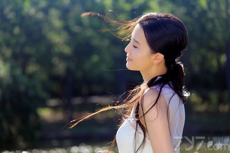 <p>小宋佳笑容纯美温柔如，翩翩起舞好似仙子！容易被感动的天蝎座小宋佳享受演戏时给她带来的挑战，挑选常人不敢尝试的不同角色，好让自己都吃一惊!&ldquo;只提供表演、不负责娱乐&rdquo;的她拥有常人没有的坚韧和自然大气的美丽，对此宋佳自嘲称：&ldquo;越严厉越美丽，老天不会亏欠谁。&rdquo;</p>